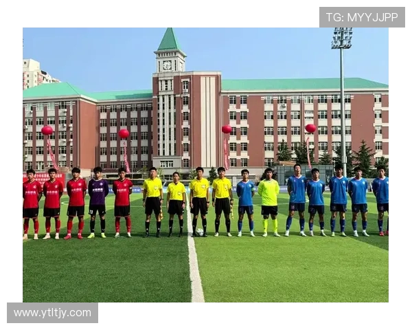 亚马尔首次中国行亮相上海 穿大连八中19号球衣展现独特魅力