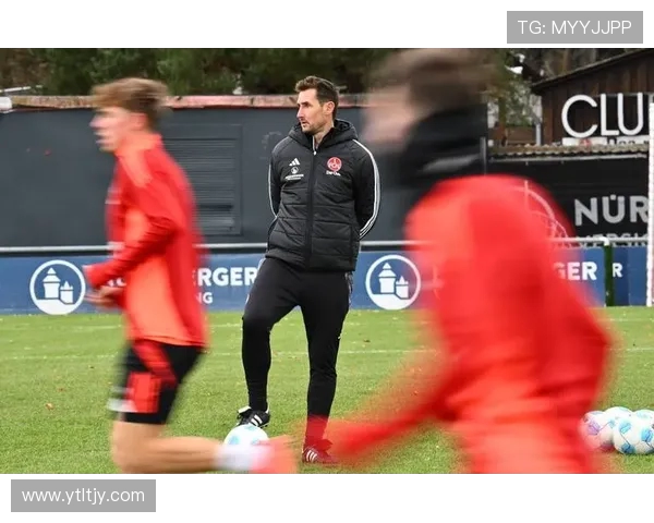 克洛泽:纽伦堡要提升防守表现但不会在最后两场比赛冒险操作